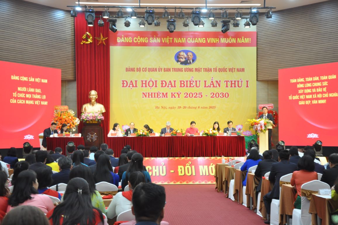 Toan canh dai hoi. Anh: Bao Han 