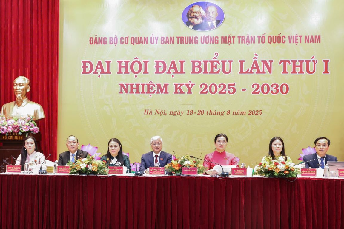 Doan Chu tich dieu hanh dai hoi. Anh: Quang Vinh 