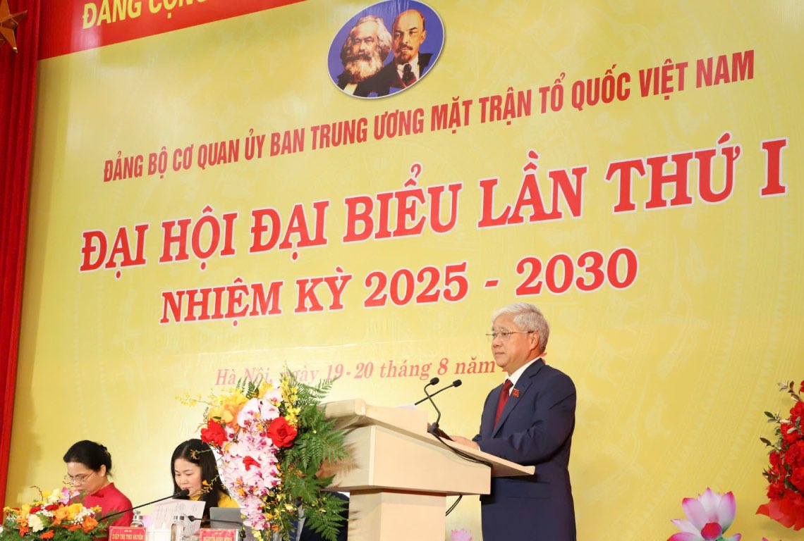 El camarada Do Van Chien - Miembro del Buro Politico Secretario del Comite Central del Partido Secretario del Comite del Partido del Frente de la Patria de las Asociaciones Centrales Presidente del Comite Central del Frente de la Patria de Vietnam habla en el congreso. Foto: Quang Vinh