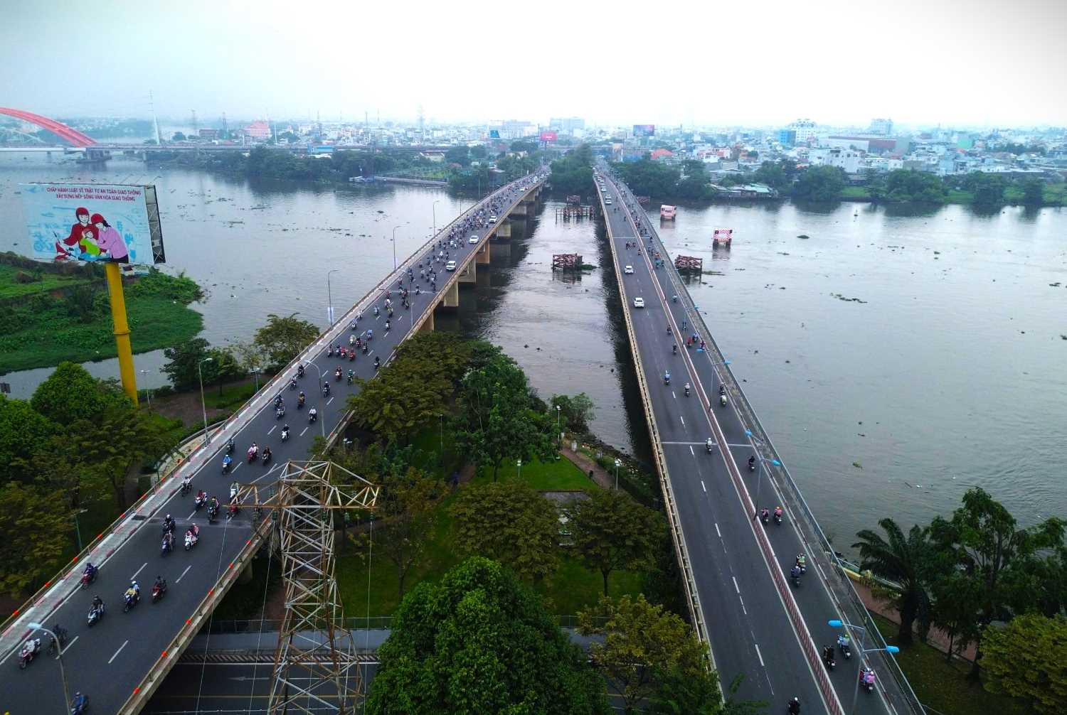 Binh Trieu 1橋(右)とBinh Trieu 2橋は、ホーチミン市中心部への北東の玄関口にあります。写真:Minh Quan