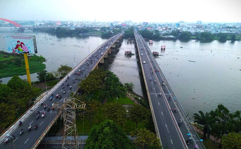Binh Trieu 1 Bridge (right) and Binh Trieu 2 Bridge are located at the northeastern gateway to the center of Ho Chi Minh City. Photo: Minh Quan