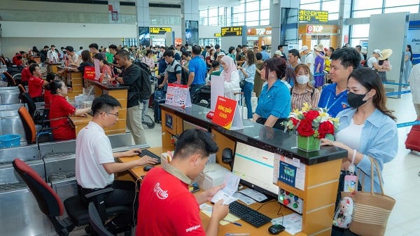 크리스마스 시즌에는 항공 여행을 이용하는 사람들의 수가 증가합니다. 사진: 노이바이 공항 대표