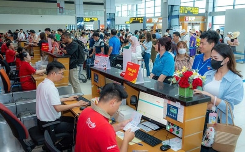 During the holiday, the number of people traveling by air increased. Photo: Representative of Noi Bai Airport