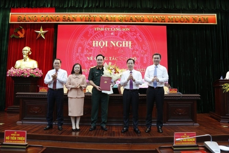 地方軍事司令官の司令官は、ラング息子の地方常駐委員会に参加するために任命されました。写真：Phuong Vy