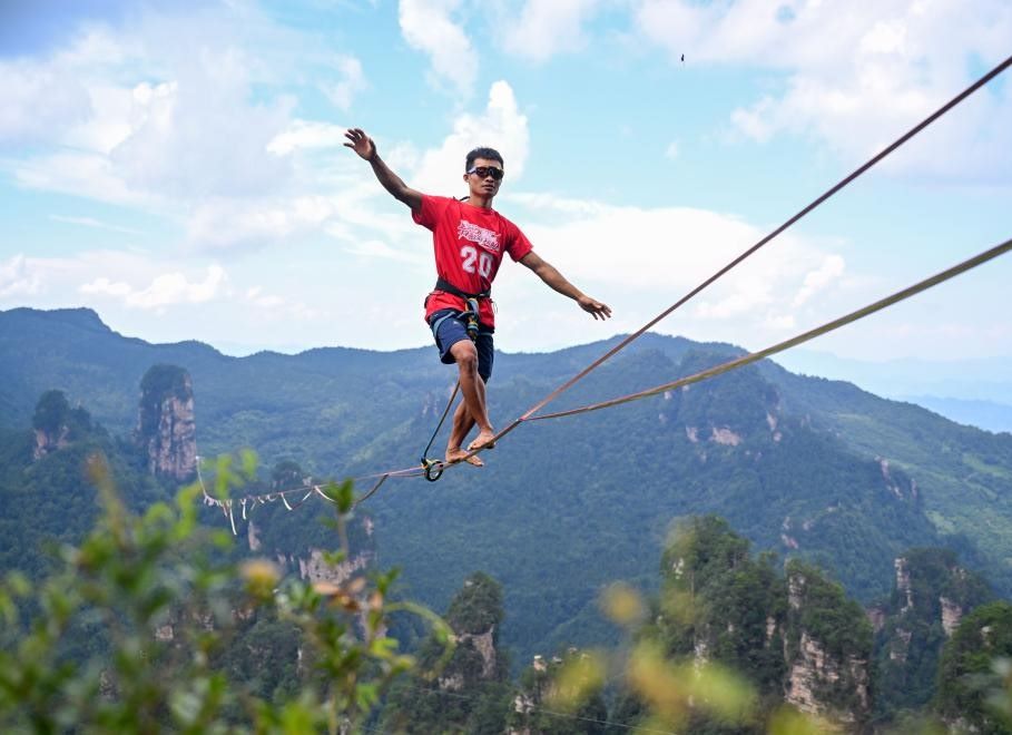 중국의 허진이 선수가 2025년 8월 18일 바이러스 왕 슐락린 바이러스 챔피언십에서 경쟁하고 있습니다. 사진: 신화통신