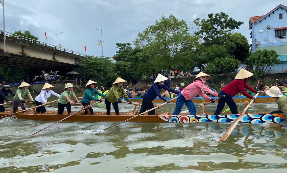 Actively practice preparing for the traditional boat racing on the Kien Giang River.