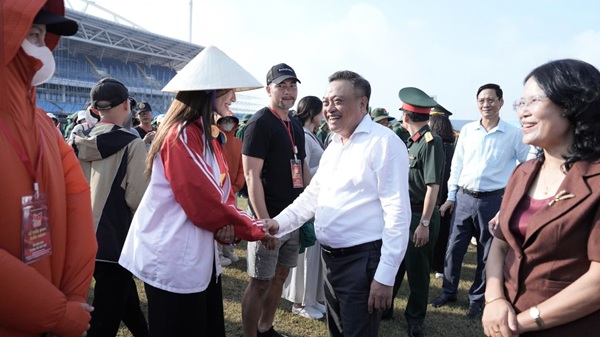 Chu tich TP Ha Noi dong vien khoi tham gia dieu hanh. Anh: Minh Tam