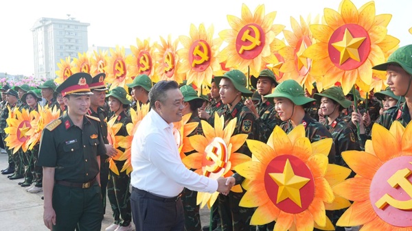 The Chairman of Hanoi City encouraged the group to participate in parades and parades. Photo: Minh Tam