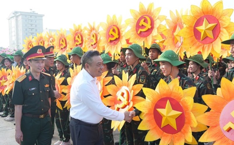 The Chairman of Hanoi City encouraged the group to participate in parades and parades. Photo: Minh Tam