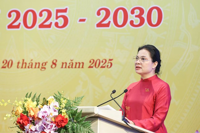 La camarada Ha Thi Nga - Miembro del Comite Central del Partido miembro del Comite Permanente del Comite del Partido del Frente de la Patria de las organizaciones centrales - Vicesecretaria Permanente del Comite del Partido de la Agencia Vicepresidenta del Comite Central del Partido de Vietnam - hablo en el congreso. Foto: Quang Vinh