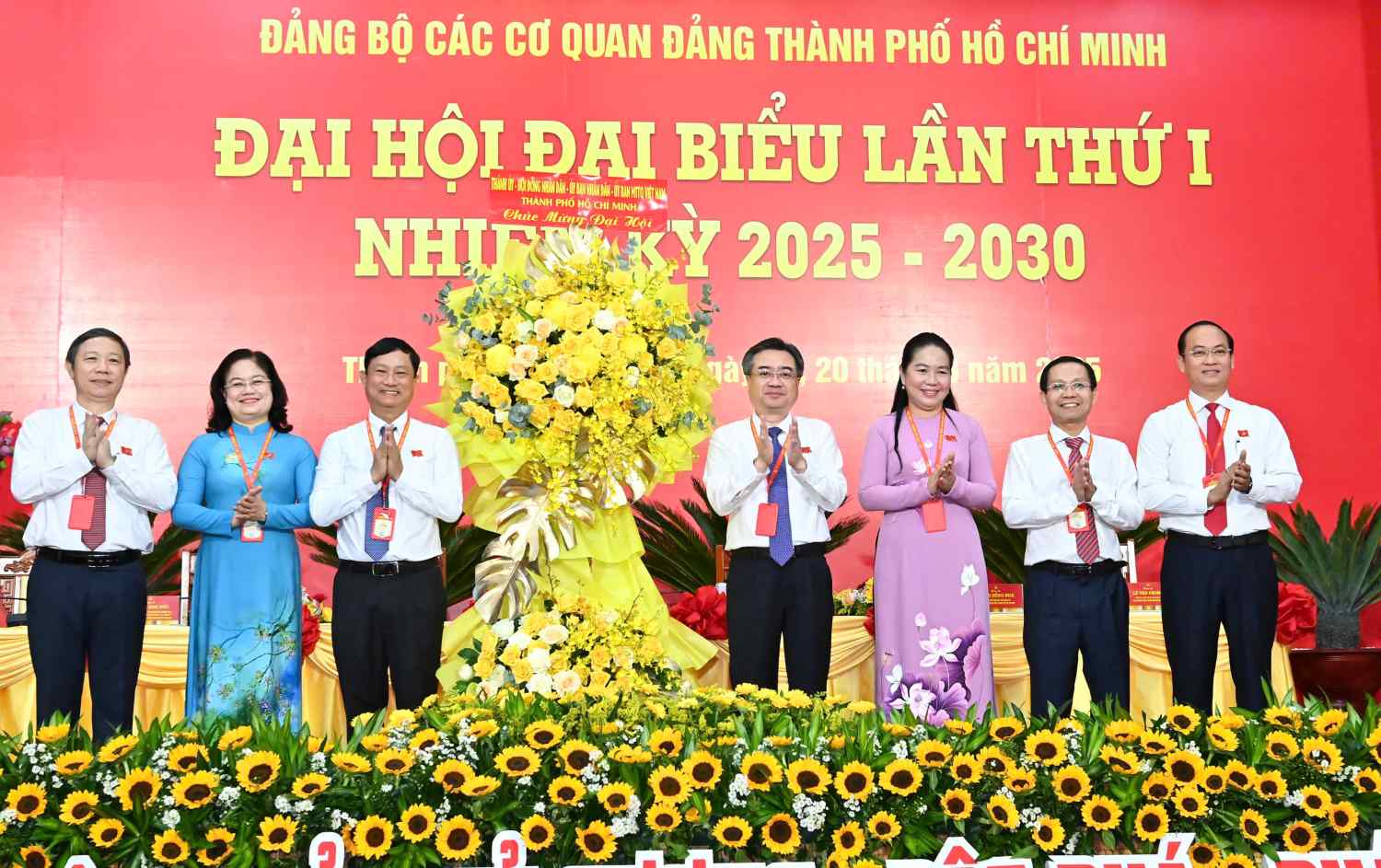 The congress received congratulatory flowers from the City Party Committee - People's Council - People's Committee - Vietnam Fatherland Front Committee of Ho Chi Minh City. Photo: Viet Dung