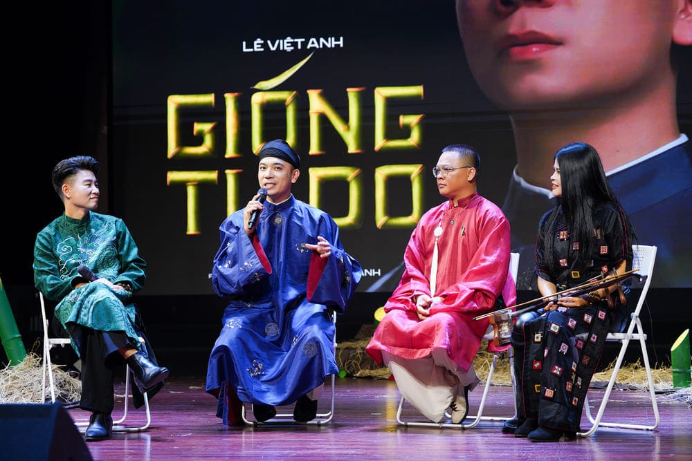 Singer Le Viet Anh at the press conference to launch the MV "Giong Do Do" in Hanoi. Photo: Binh Quach