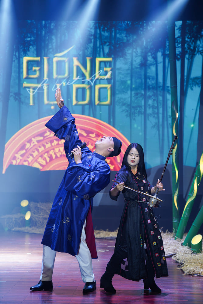 Ca si Le Viet Anh phieu khi the hien ca khuc “Giong tu do“. Anh: Binh Quach 