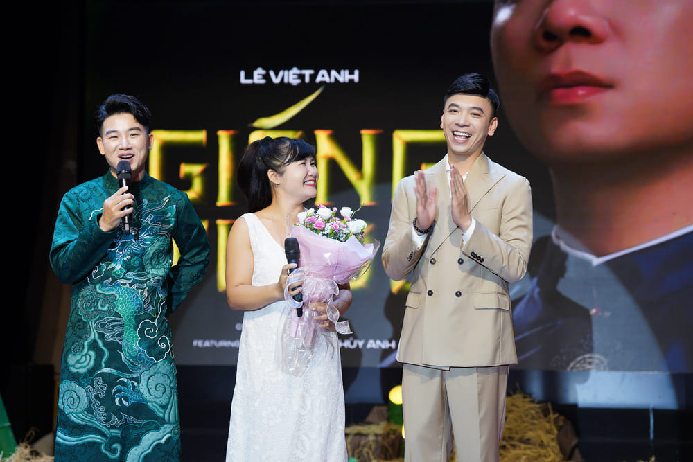Ca si Le Viet Anh gui tang hoa cho co giao da chi bao, ho tro anh tren con duong su nghiep. Anh: Binh Quach 