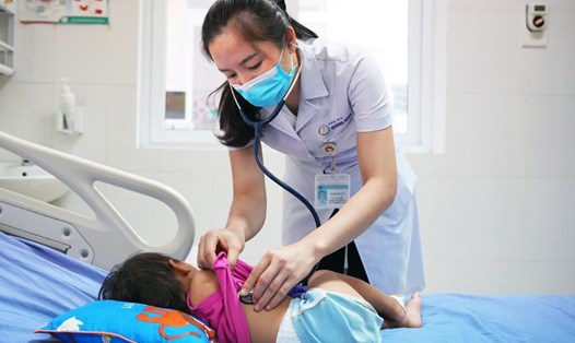 Cứu sống bé 21 tháng tuổi bị rắn cắn. Ảnh: BVCC