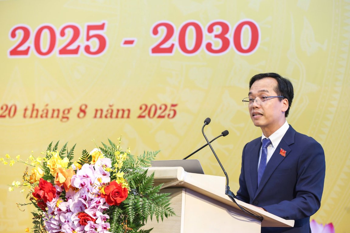 Dong chi Nguyen Binh Minh - Bi thu Dang uy Van phong Co quan UBTU MTTQ Viet Nam trinh bay tham luan ve chuyen doi so trong hoat dong cua Mat tran To quoc. Anh: Quang Vinh 