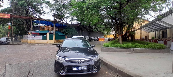 Segun las nuevas regulaciones el Comite Popular de la comuna recibe automoviles publicos. Foto: Xuyen Dong