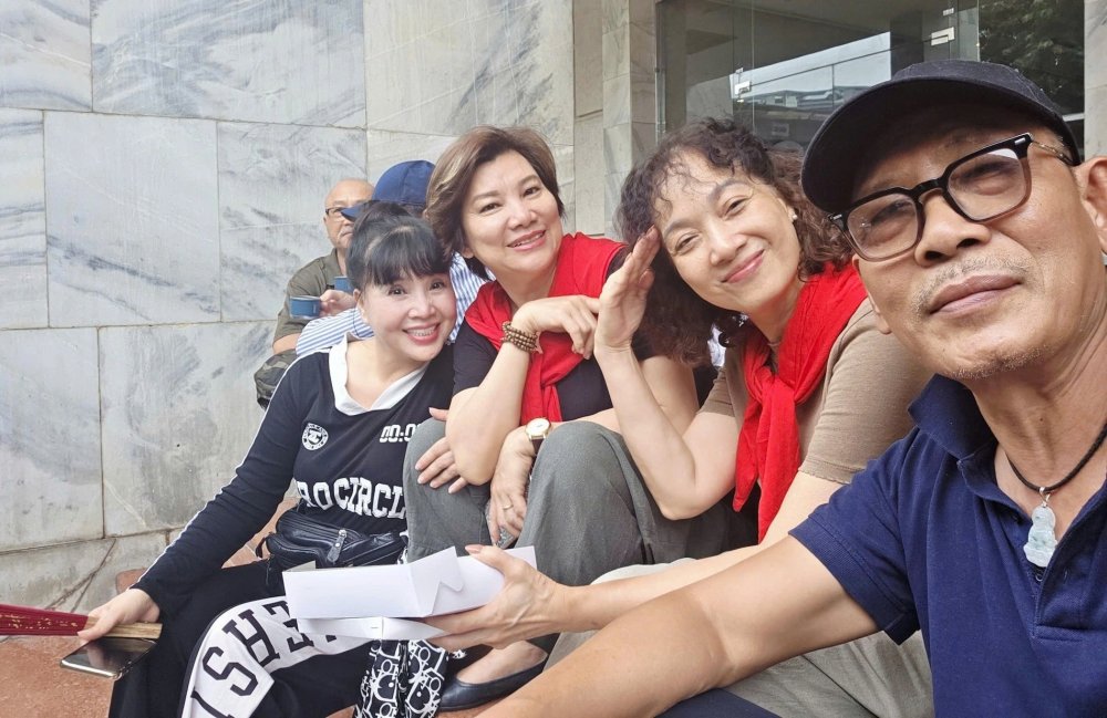 NSND Duc Long chup anh cung cac dong nghiep. Anh: Nhan vat cung cap