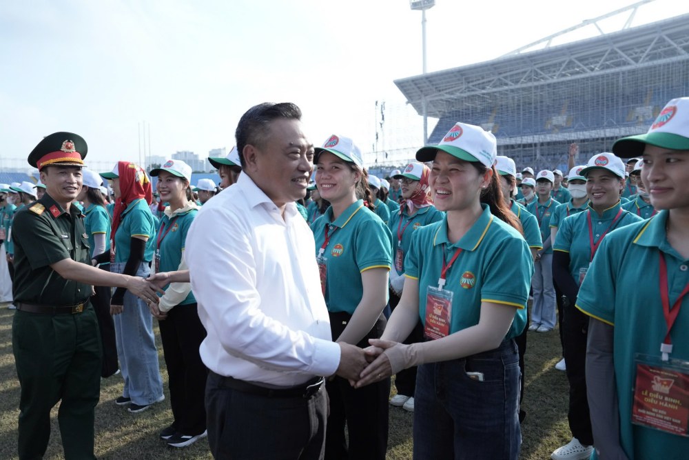 The Chairman of Hanoi City encouraged the group to participate in the parade. Photo: Minh Tam