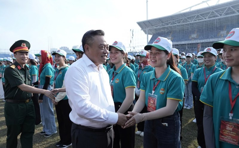 The Chairman of Hanoi City encouraged the group to participate in the parade. Photo: Minh Tam