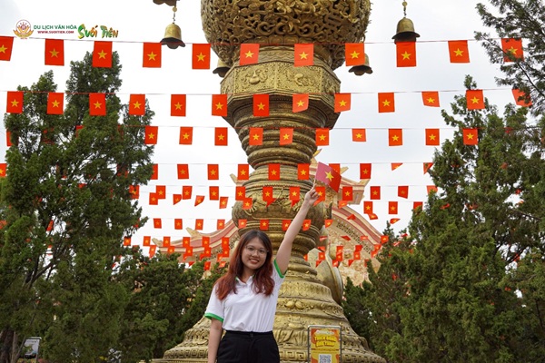 Ban Kim Tien check-in o Thien Dang Bao Thap tai Khu du lich Suoi Tien. Anh: Suoi Tien