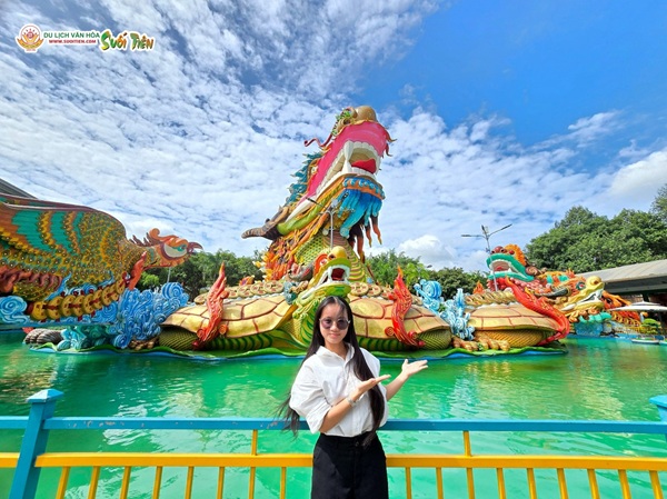 Ban Anh Thu check in o cong trinh Tu Linh Hoi Tu tai Suoi Tien. Anh: Suoi Tien