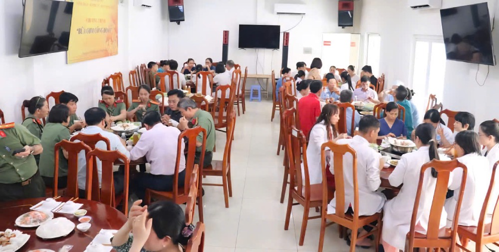 The 30.4 Hospital Trade Union has just organized a Trade Union Meal for 150 union members. Photo: Quang Huy
