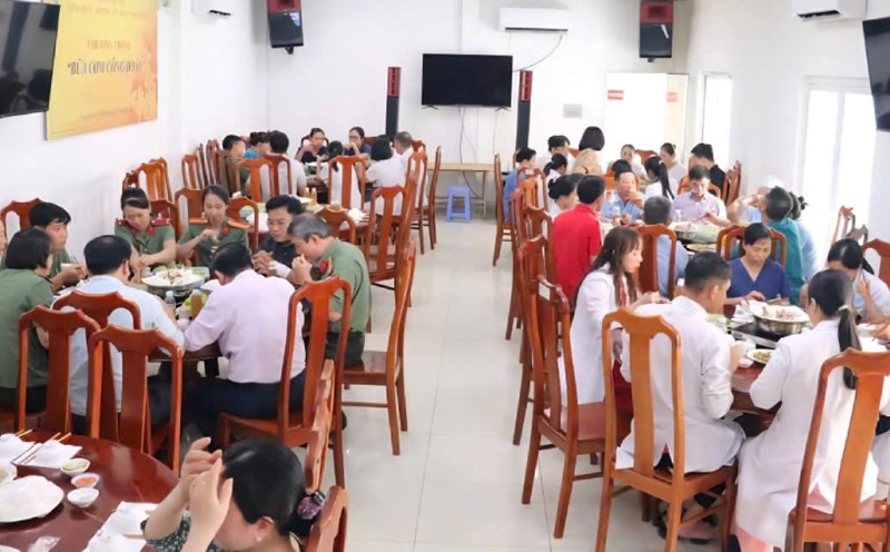 The 30.4 Hospital Trade Union has just organized a Trade Union Meal for 150 union members. Photo: Quang Huy