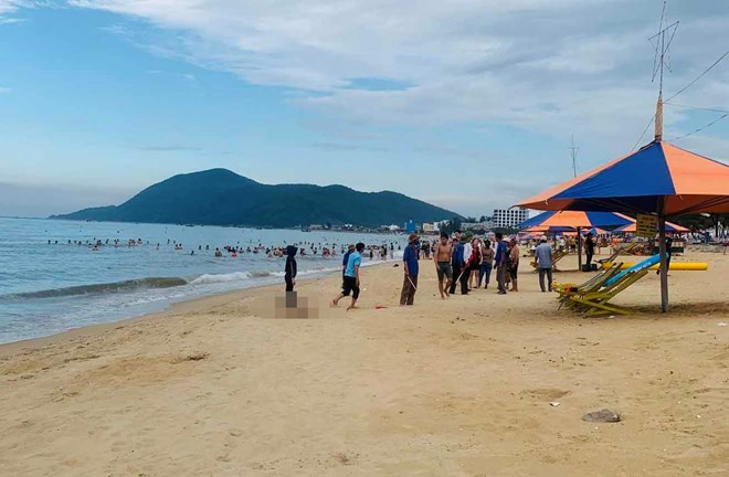 Biển Thiên Cầm nơi ông B tắm rồi đột quỵ tử vong. Ảnh: Trần Tuấn