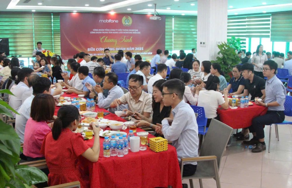 Mobifone 통신 총공사의 24개 기초 노동조합이 최근 노동조합원과 근로자를 위한 노동조합 점심 식사를 동시에 조직했습니다. 사진: 퀸치