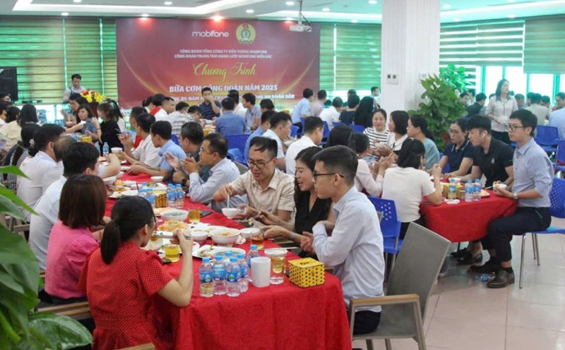 24 grassroots trade unions of Mobifone Telecommunications Corporation have simultaneously organized union meals for union members and workers. Photo: Quynh Chi
