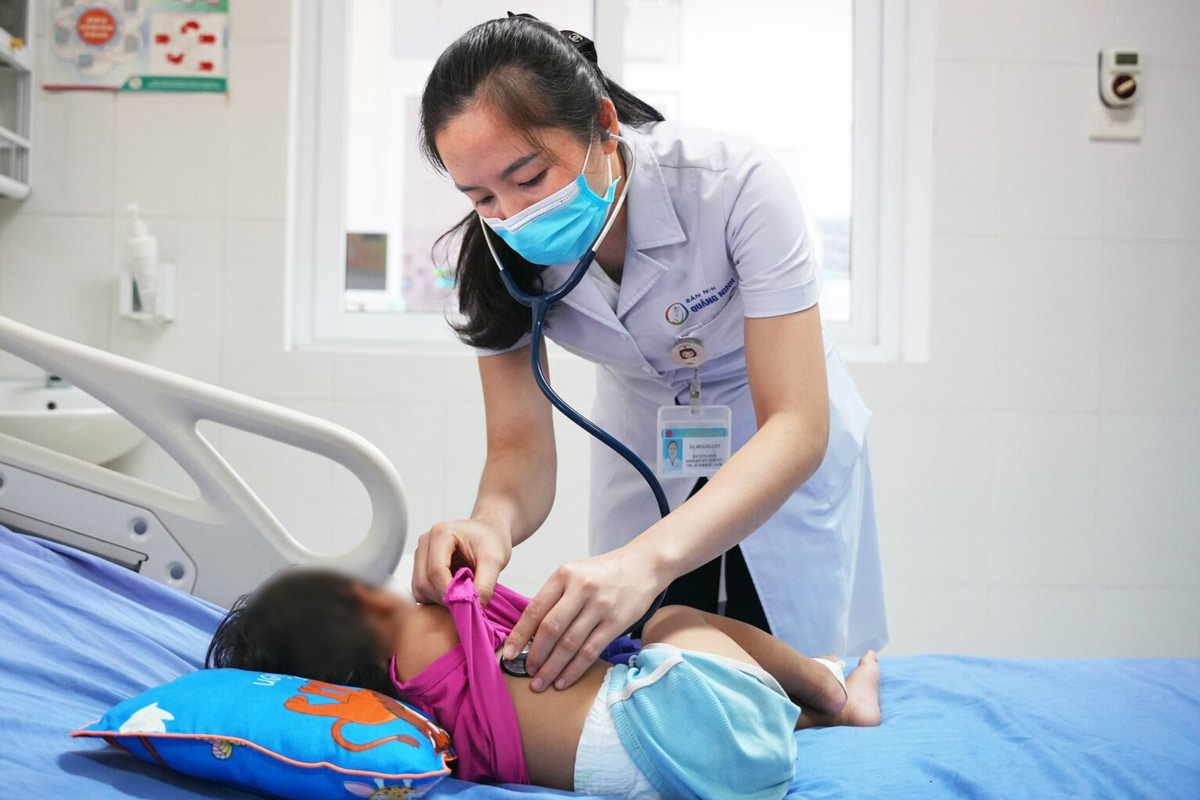 Timely emergency care for a 21-month-old child suspected of being bitten by a niacu snake in Quang Ninh. Photo: Quang Ninh Maternity and Pediatrics Hospital