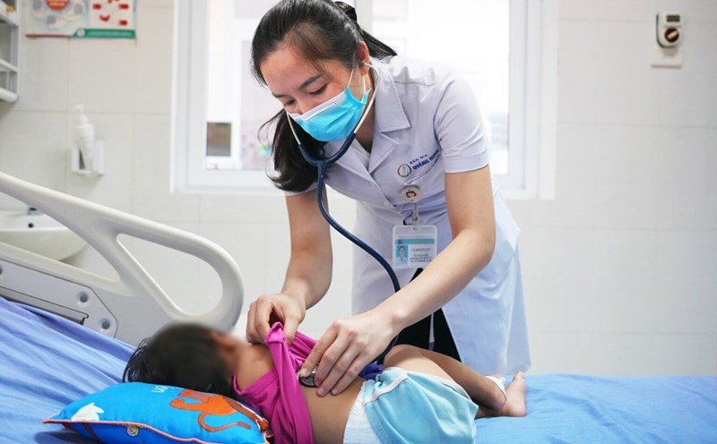 Timely emergency care for a 21-month-old child suspected of being bitten by a niacu snake in Quang Ninh. Photo: Quang Ninh Maternity and Pediatrics Hospital