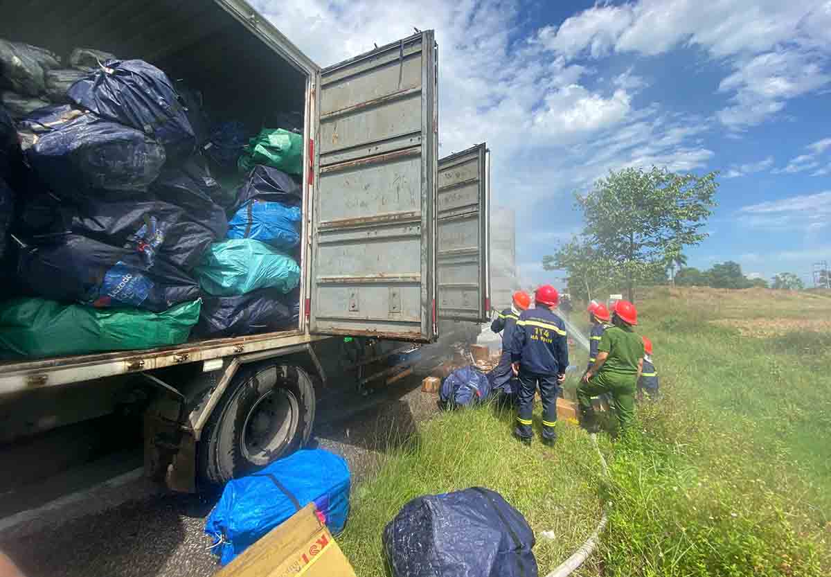 小包車両で商品を節約するための警察の努力。写真：Tuan Loc