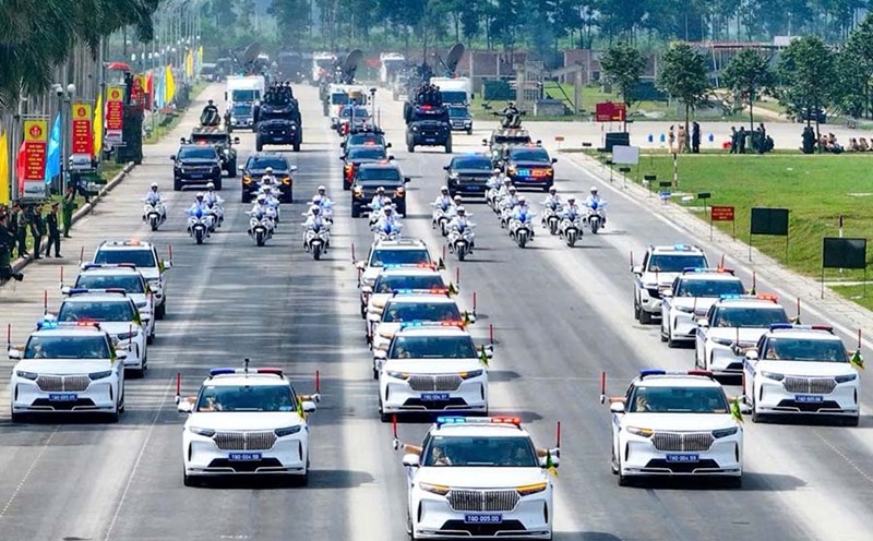 People closely monitor the traffic diversion plan to serve the A80 parade to have a convenient travel route. Photo: Thai Hung