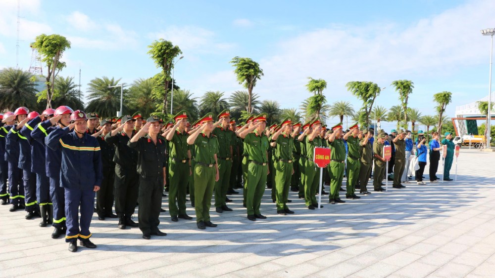 Fuerzas que asisten a la ceremonia de lanzamiento de alto nivel para implementar el objetivo '20% de comunas barrios y zonas especiales sin drogas' en Rach Gia. Foto: Tien Dung
