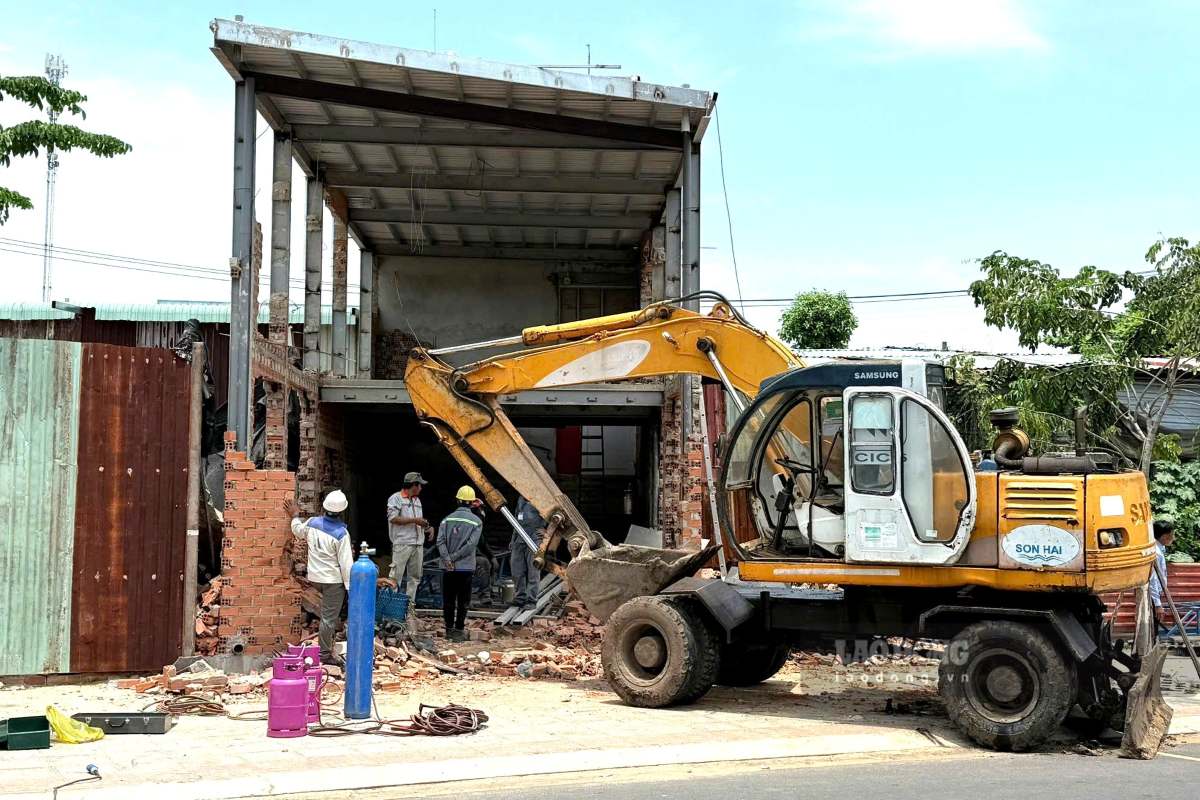 Phuoc Thang Ward organized the enforcement of the illegal construction with an area of over 62m2 on Cau Chay Street. Photo: Thanh An