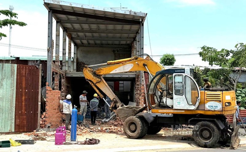 Phuoc Thang Ward organized the enforcement of the illegal construction with an area of over 62m2 on Cau Chay Street. Photo: Thanh An