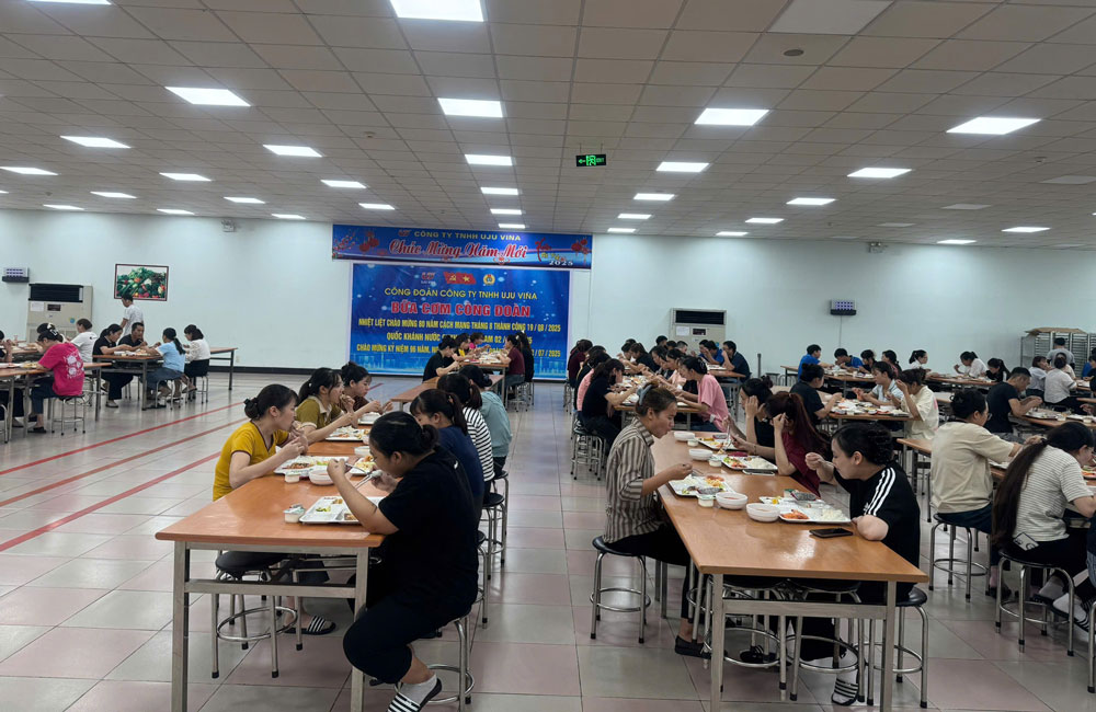 Bua com Cong doan tao khong khi vui tuoi, phan khoi, gan ket trong doanh nghiep. Anh: Bao NgBua com Cong doan tao khong khi vui tuoi, phan khoi, gan ket trong doanh nghiep. Anh: An Vi  