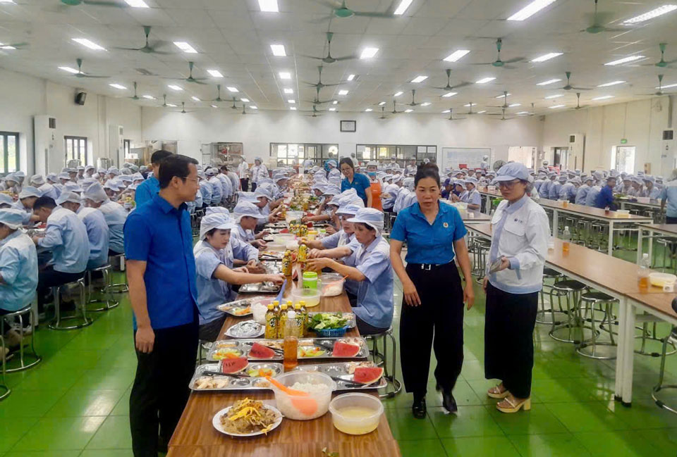 Lideres de la Federacion Laboral de Phu Tho asisten a la comida sindical con trabajadores. Foto: An Vi