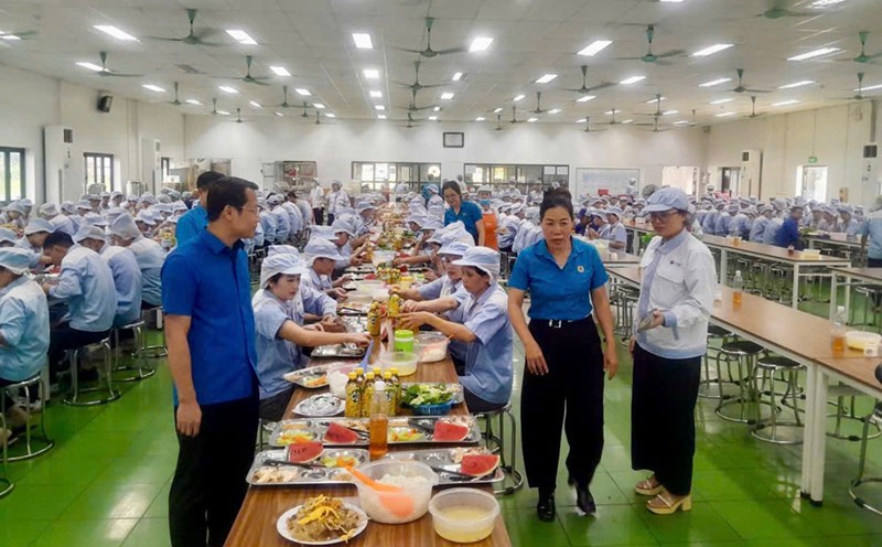 Leaders of Phu Tho Labor Federation attended the Union Meal with workers and laborers. Photo: An Vi