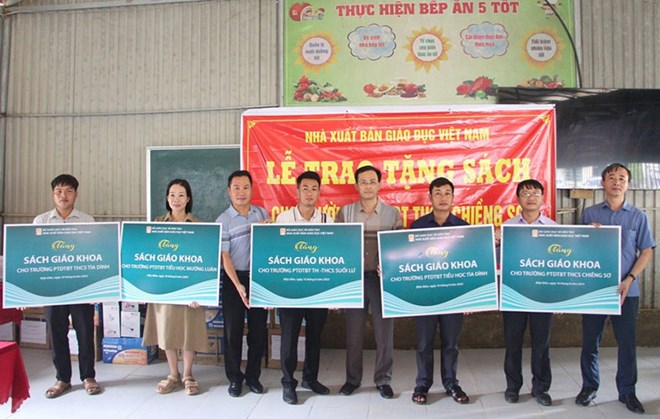 Nha xuat ban Giao duc Viet Nam trao tuong trung cac bo sach giao khoa cho cac truong vung lu o Dien Bien. Anh: Thanh Binh