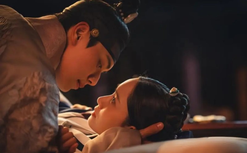 Lee Chae Min, YoonA in the film. Photo: Producer/Net Netflix