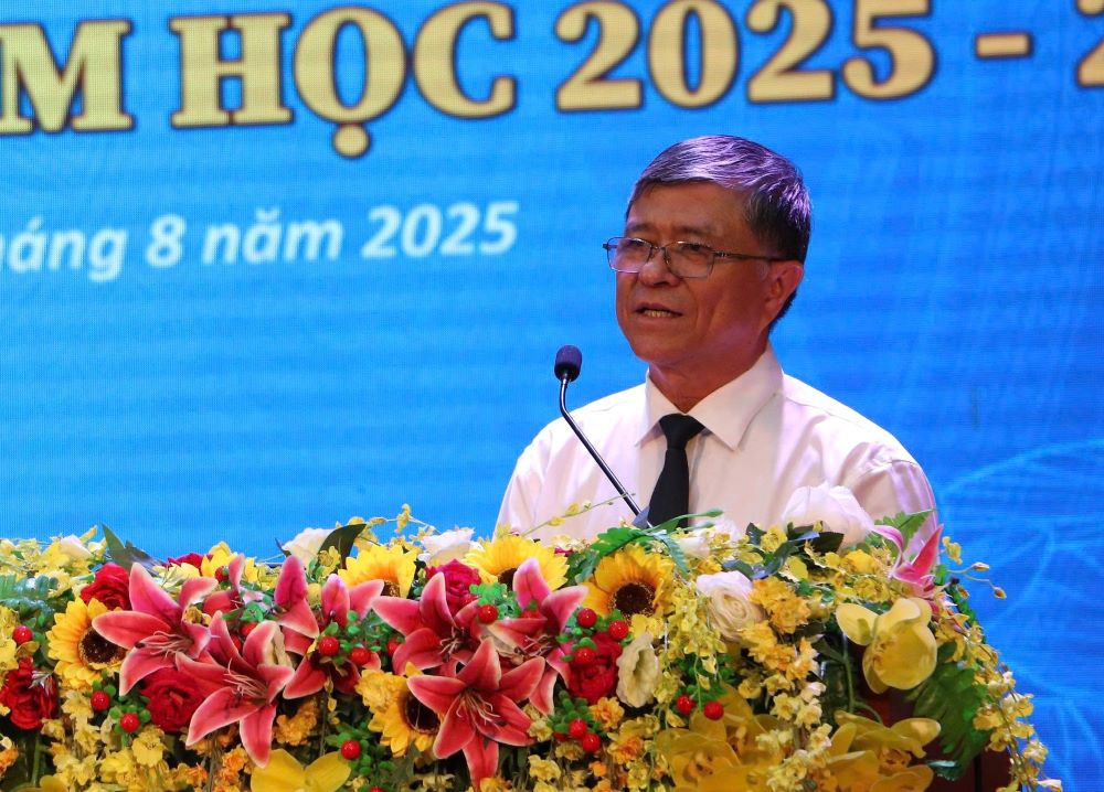 El Sr. Nguyen Van Hieu - Director del Departamento de Educacion y Formacion de la ciudad de Ho Chi Minh - propuso organizar pronto una consulta sobre la prohibicion a los estudiantes de usar telefonos moviles incluso durante las horas de juego en las escuelas. Foto: Chan Phuc