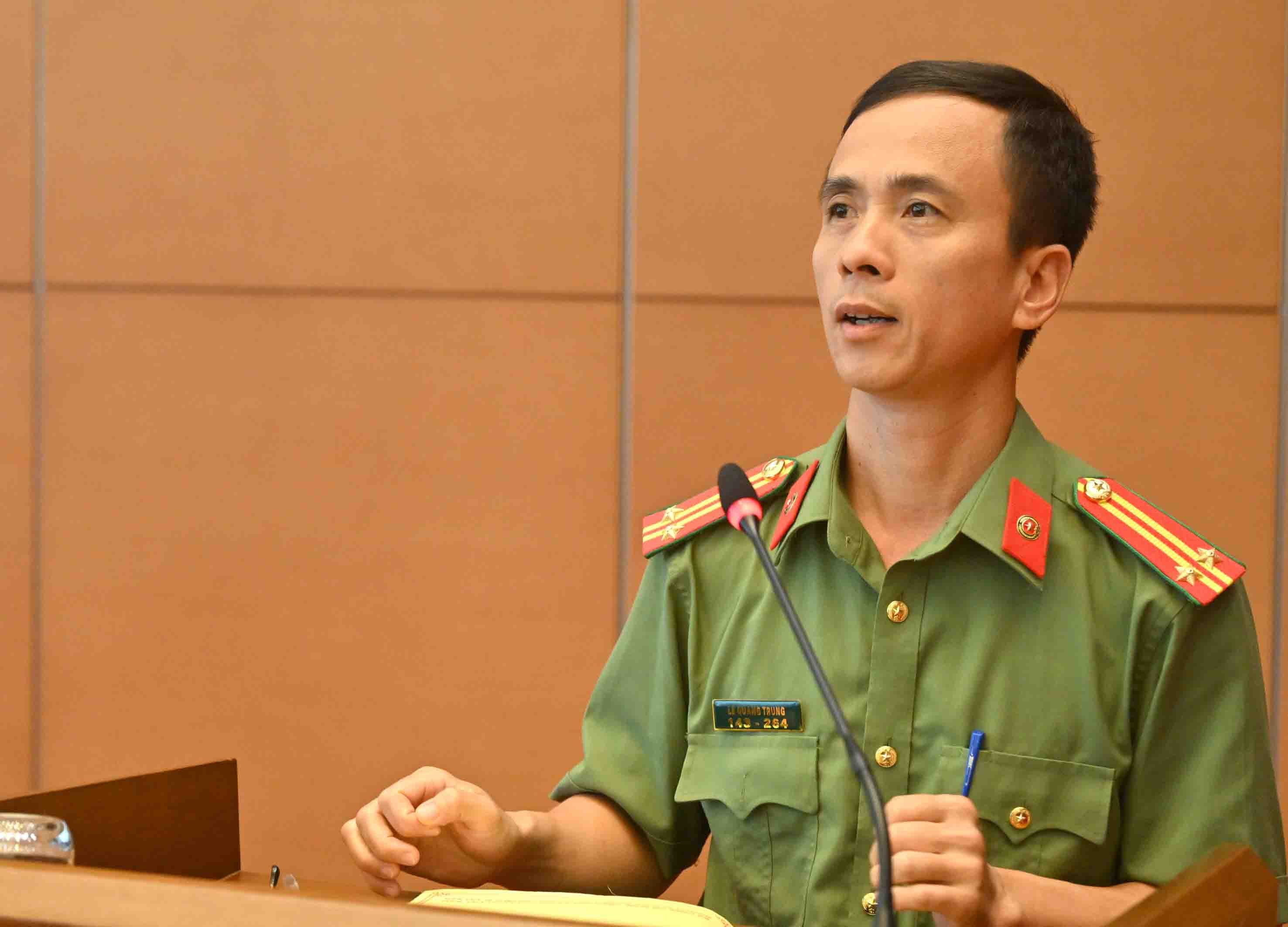 Lieutenant Colonel Le Quang Trung, Department of Internal Political Security (Ministry of Public Security) disseminates legal regulations on protecting state secrets... Photo: Quang Khanh