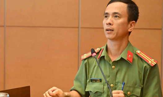 Trung tá Lê Quang Trung, Cục An ninh chính trị nội bộ (Bộ Công an) phổ biến quy định của pháp luật về bảo vệ bí mật nhà nước... Ảnh: Quang Khánh