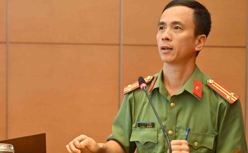 Lieutenant Colonel Le Quang Trung, Department of Internal Political Security (Ministry of Public Security) disseminates legal regulations on protecting state secrets... Photo: Quang Khanh