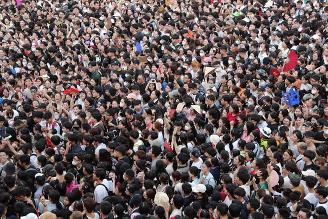 Hang nghin nguoi do ve Nha hat Lon Ha Noi sang 20.8. Anh: Ban to chuc cung cap
