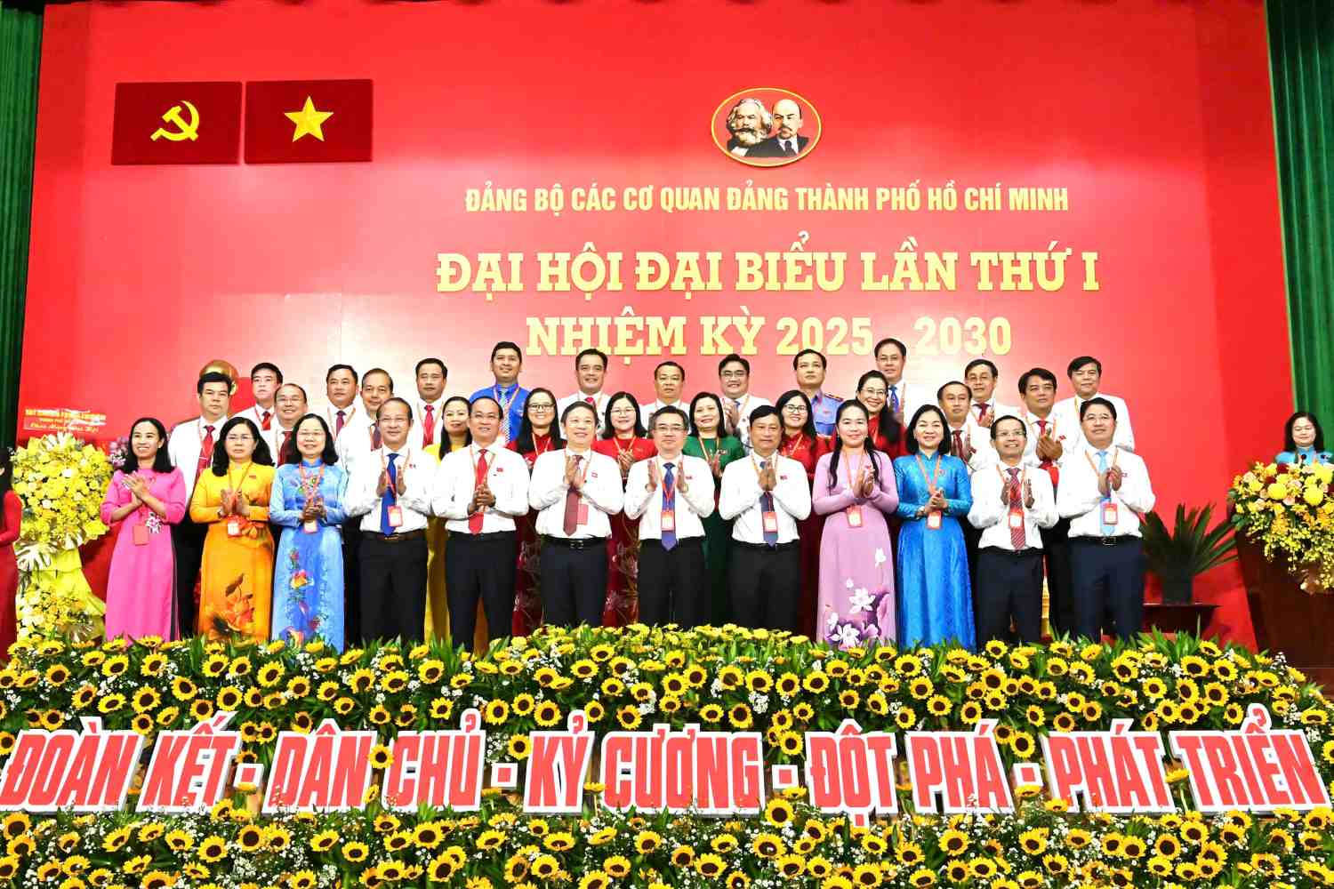 Ban Chap hanh Dang bo cac co quan Dang TPHCM gom 35 thanh vien ra mat dai hoi. Anh: Viet Dung