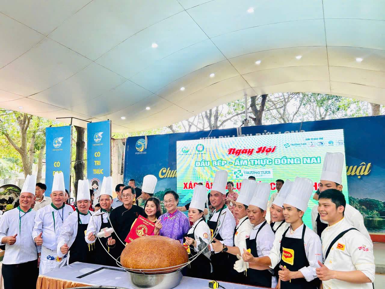 8월 20일 오후 동나이 음식 축제에서 베트남에서 가장 큰 캐슈넛 튀김 찹쌀밥 기록 수립 사진: 지방 문화체육관광부